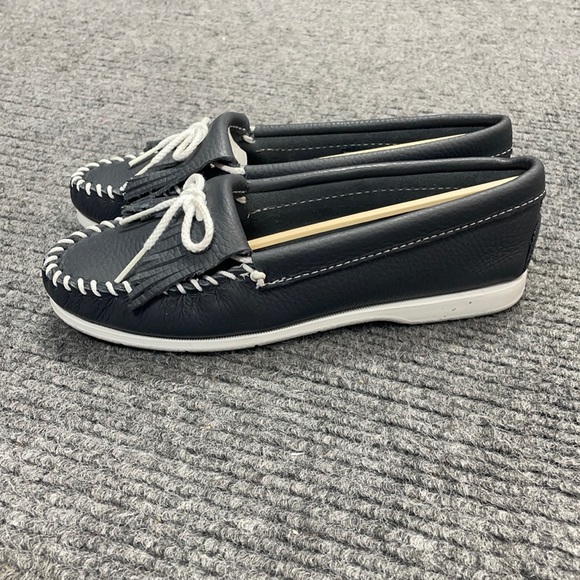 Minnetonka Kilty Unbeaded women’s shoes (2916) - Picture 2 of 7